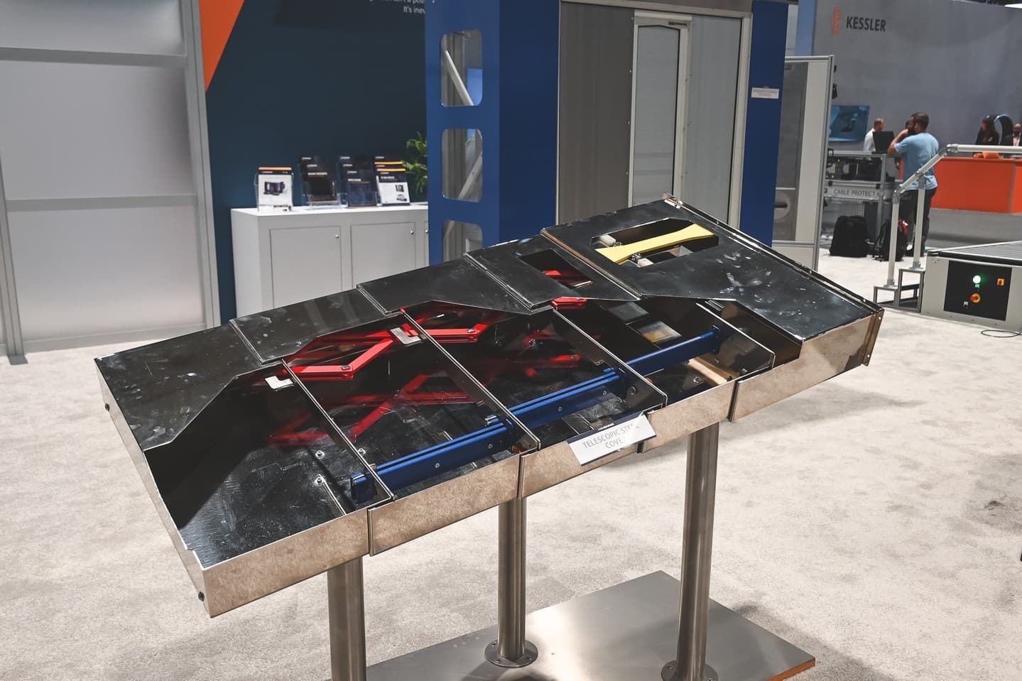 Telescopic steel cover display